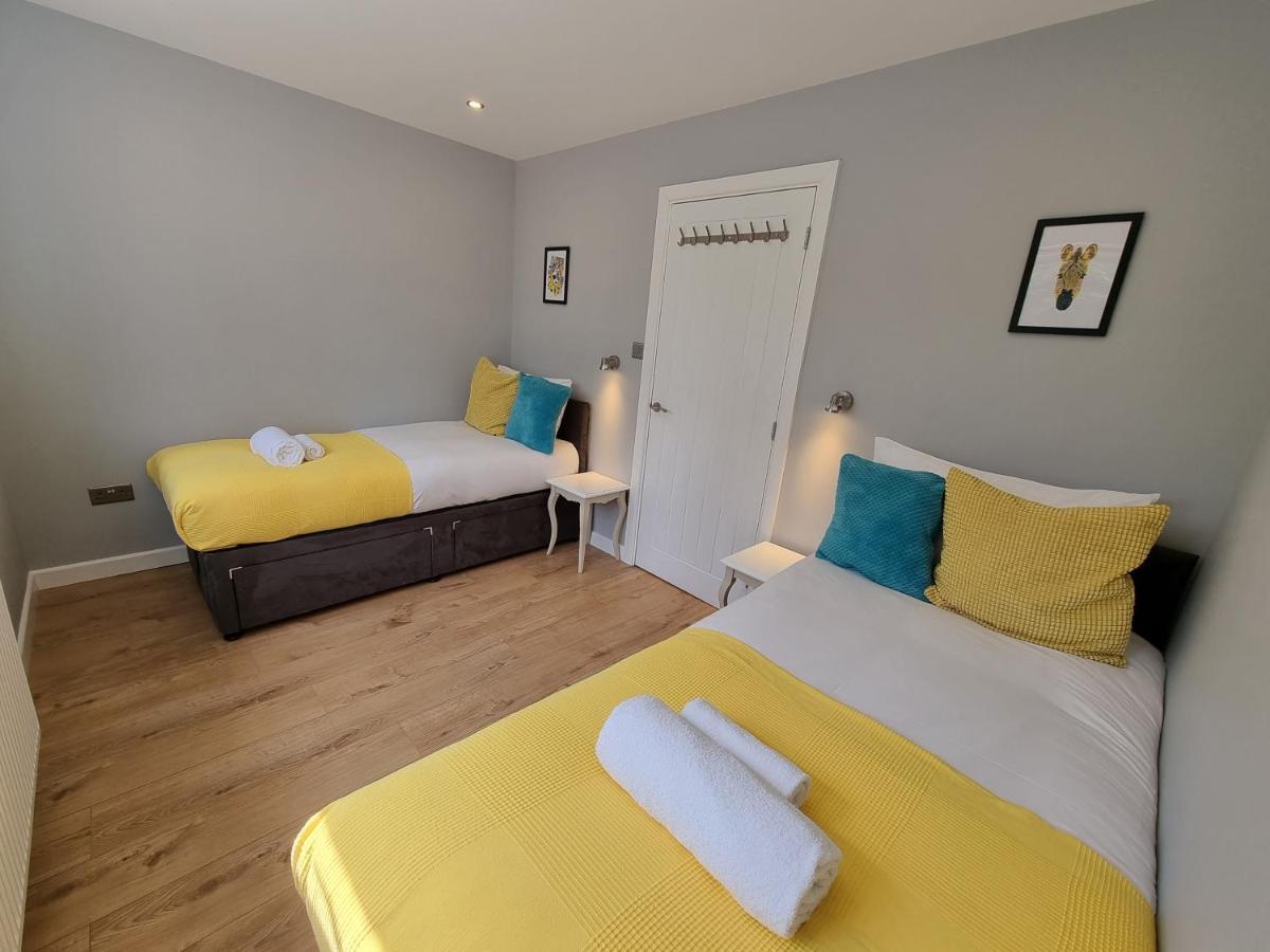 Crown Meadow - 4 Bedroom House - Heathrow - Excellentstays Colnbrook Exterior photo