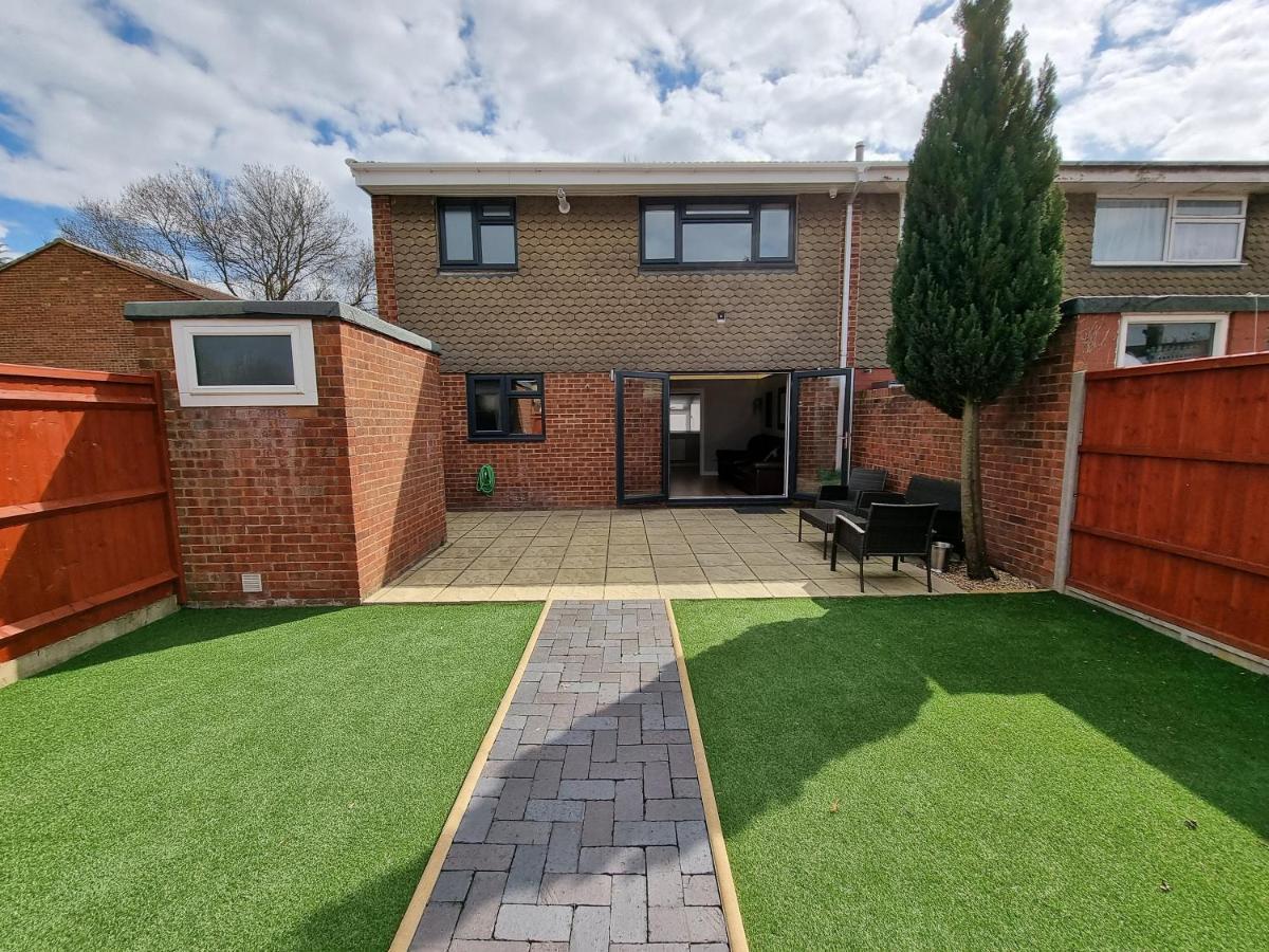 Crown Meadow - 4 Bedroom House - Heathrow - Excellentstays Colnbrook Exterior photo
