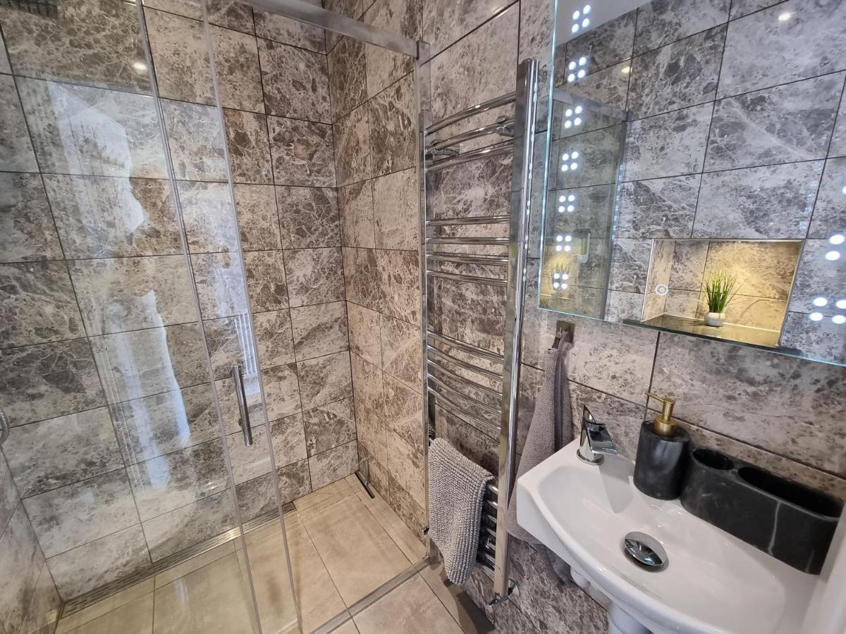 Crown Meadow - 4 Bedroom House - Heathrow - Excellentstays Colnbrook Exterior photo